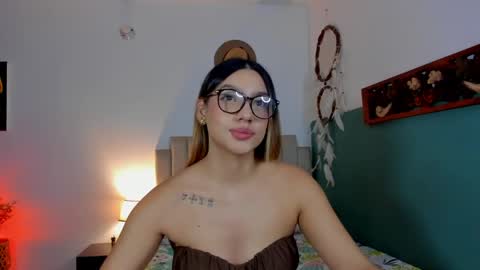 Snapshot of h3y_mia3 chatting on 06/06/26, 04:17 Paulina online show from 06/06/26, 04:17
