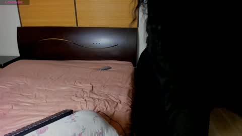 Snapshot of habibi_moon chatting on 01/05/25, 11:37 Linda online show from 01/05/25, 11:37