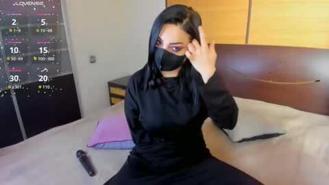 Snapshot of habibi_moon chatting on 10/08/25, 02:53 Linda online show from 10/08/25, 02:53