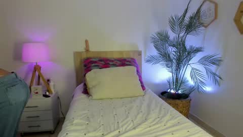 Hadid online show from 04/08/26, 09:04