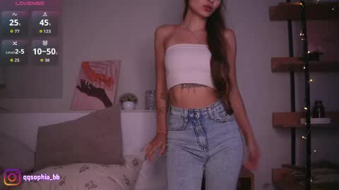 Snapshot of hadleynichols chatting on 04/17/26, 01:19 Hi Im Rebecca Glad to see you in my room PVT is open online show from 04/17/26, 01:19