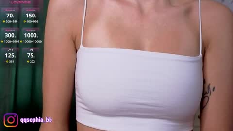 Snapshot of hadleynichols chatting on 04/20/26, 01:30 Hi Im Rebecca Glad to see you in my room PVT is open online show from 04/20/26, 01:30