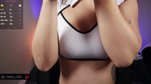 Snapshot of hailey_09 chatting on 10/08/25, 03:31 Hailey online show from 10/08/25, 03:31