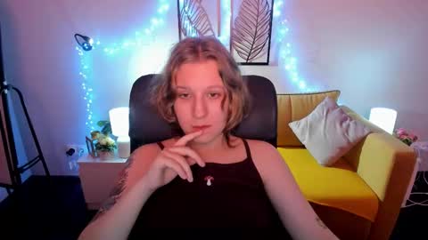 Snapshot of haileyfoxy chatting on 10/15/25, 08:58 Hailey online show from 10/15/25, 08:58