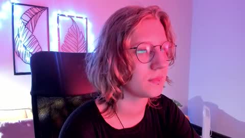 Snapshot of haileyfoxy chatting on 11/17/25, 09:04 Hailey online show from 11/17/25, 09:04