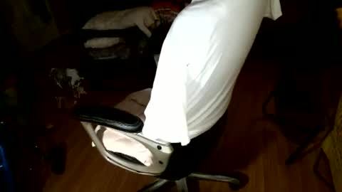 Snapshot of hairybear813 chatting on 12/31/24, 01:57 hairybear813 online show from 12/31/24, 01:57