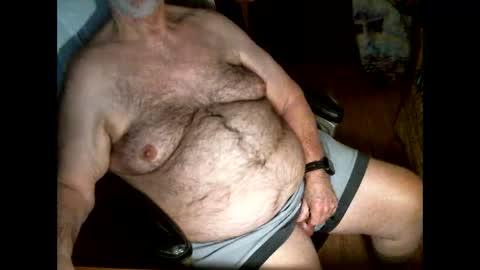Snapshot of hairybear813 chatting on 11/30/25, 03:43 hairybear813 online show from 11/30/25, 03:43