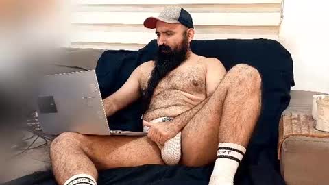 Snapshot of hairybeardedsmoker chatting on 07/04/26, 09:04 Hairy Beard Smoker online show from 07/04/26, 09:04