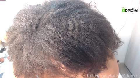 Snapshot of hallestrawberry69 chatting on 01/10/25, 04:12 HALLE online show from 01/10/25, 04:12