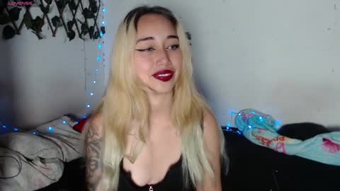 Snapshot of hallie_cam chatting on 09/29/25, 10:03 reashell online show from 09/29/25, 10:03