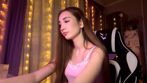 Snapshot of halliemcanaw chatting on 12/20/25, 08:05 Holly online show from 12/20/25, 08:05