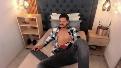 Snapshot of hamilton_1 chatting on 10/16/25, 03:40 Hamilton online show from 10/16/25, 03:40