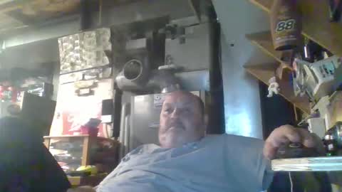 Snapshot of handiemanhere chatting on 04/23/26, 02:02 naked man online show from 04/23/26, 02:02