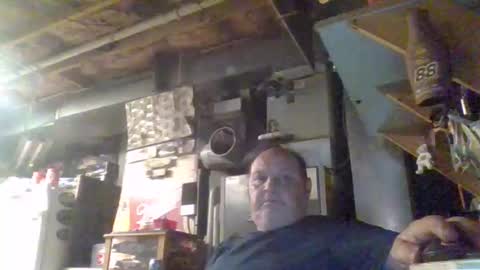 Snapshot of handiemanhere chatting on 05/10/26, 01:22 naked man online show from 05/10/26, 01:22