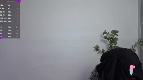 Snapshot of hanna_chloe chatting on 06/18/26, 12:42 Sara online show from 06/18/26, 12:42
