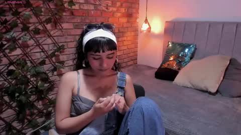 Snapshot of hanna_clark__ chatting on 05/05/26, 12:02 Hanna clark online show from 05/05/26, 12:02