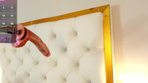 Snapshot of hanna_kiim chatting on 02/25/25, 12:34     online show from 02/25/25, 12:34