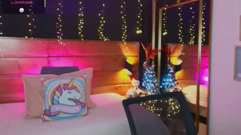 Snapshot of hanna_kimura chatting on 11/29/25, 08:23 Hanna online show from 11/29/25, 08:23