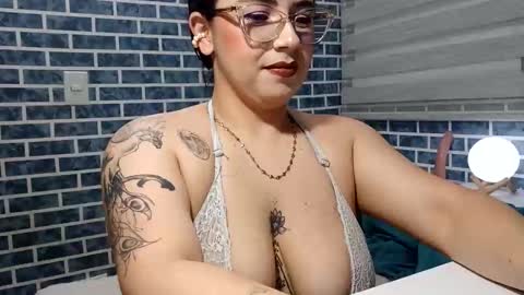 Snapshot of hanna_moons chatting on 04/18/26, 04:27 hanna_moons online show from 04/18/26, 04:27