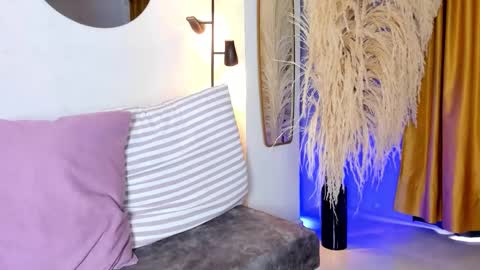 Snapshot of hannaah_x chatting on 11/15/25, 04:47 Sara online show from 11/15/25, 04:47