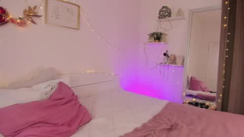 Snapshot of hannacrush chatting on 05/19/26, 08:04 HannahIm a simple girl who likes gifts Lovense is activeThere are legends that in this room all your wish can come true online show from 05/19/26, 08:04