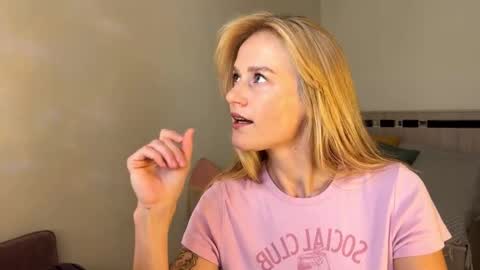 hannah levis  online show from 09/30/25, 08:08