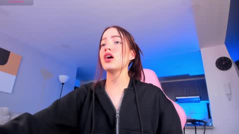 Snapshot of hannah_xoxo_ chatting on 01/19/25, 10:17 Hannah online show from 01/19/25, 10:17