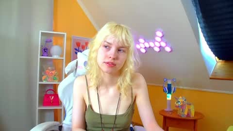Snapshot of hannahhollis chatting on 04/24/26, 06:16 Hannah online show from 04/24/26, 06:16