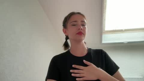 Snapshot of hannahinto chatting on 06/22/26, 12:24 hannahinto online show from 06/22/26, 12:24