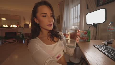 Snapshot of hannahjames710 chatting on 12/19/25, 03:30 Hannah James online show from 12/19/25, 03:30