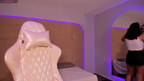 Snapshot of hannahmonttgomery chatting on 12/01/25, 04:23 hannahmonttgomery Help me reach 100 Hands up online show from 12/01/25, 04:23