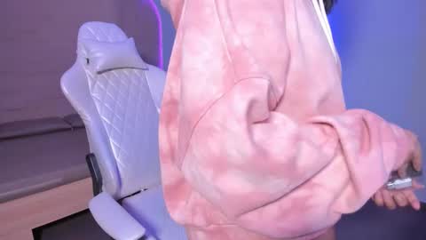 Snapshot of hannahmonttgomery chatting on 12/14/25, 08:13 hannahmonttgomery Help me reach 100 Hands up online show from 12/14/25, 08:13