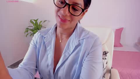 Snapshot of hannawilliams_ chatting on 11/28/25, 08:55 Hanna Williams online show from 11/28/25, 08:55