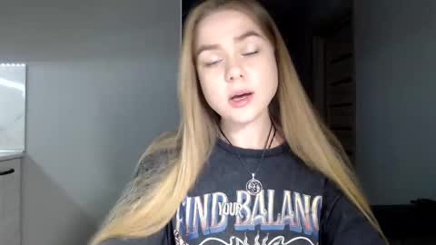 happy_fox_ online show from 04/15/26, 10:10