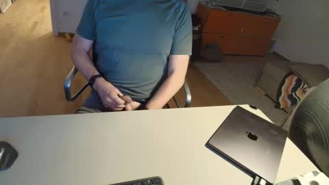 Snapshot of happybugger chatting on 04/19/26, 06:07 Cum for you online show from 04/19/26, 06:07