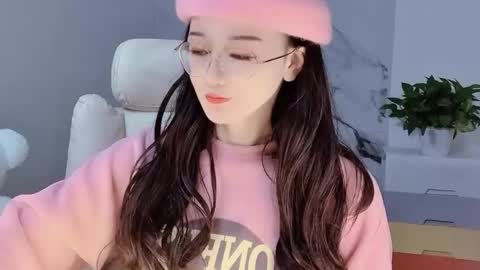 Snapshot of happysweetie168 chatting on 12/10/24, 02:27 Daisy online show from 12/10/24, 02:27