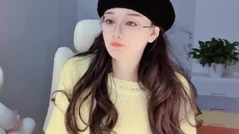 Snapshot of happysweetie168 chatting on 12/12/24, 06:25 Daisy online show from 12/12/24, 06:25