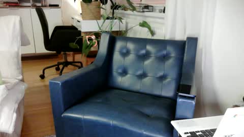 Snapshot of hard_out_here chatting on 10/12/25, 10:42 Chris online show from 10/12/25, 10:42