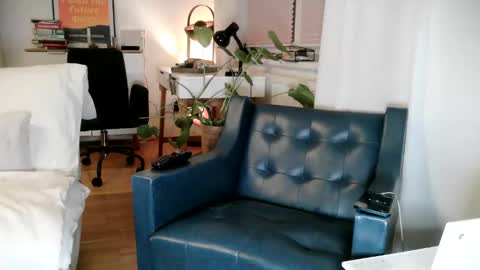 Snapshot of hard_out_here chatting on 10/15/25, 07:36 Chris online show from 10/15/25, 07:36