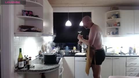 Snapshot of hardmrlazy chatting on 12/22/24, 03:33 MrLazy online show from 12/22/24, 03:33