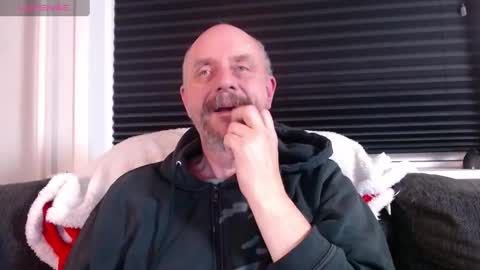 Snapshot of hardmrlazy chatting on 12/22/24, 06:37 MrLazy online show from 12/22/24, 06:37
