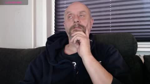 Snapshot of hardmrlazy chatting on 11/30/25, 01:15 MrLazy online show from 11/30/25, 01:15