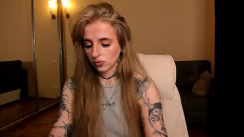 Snapshot of harley_kimm chatting on 06/19/26, 05:56 Julia online show from 06/19/26, 05:56