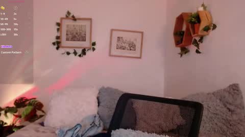 Snapshot of harmonyy01 chatting on 09/15/25, 03:17 Harmony Please help me to reach 100 thumbs up online show from 09/15/25, 03:17