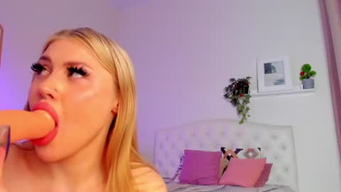 Its KIra hello HUSH is here online show from 12/05/24, 02:22