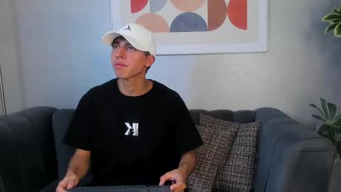   H  K   online show from 09/26/25, 01:26