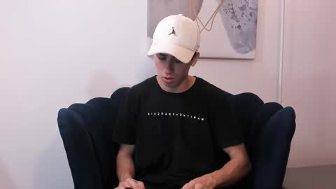   H  K   online show from 10/12/25, 02:43