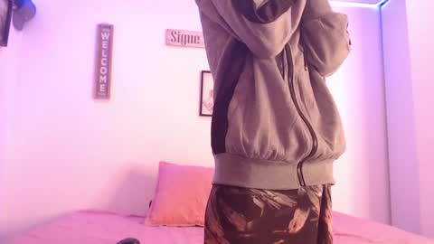 Snapshot of harrythomson1 chatting on 12/19/24, 08:34 harry thomson online show from 12/19/24, 08:34