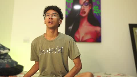 Snapshot of harrytwink18 chatting on 12/17/24, 01:27 HARRY online show from 12/17/24, 01:27