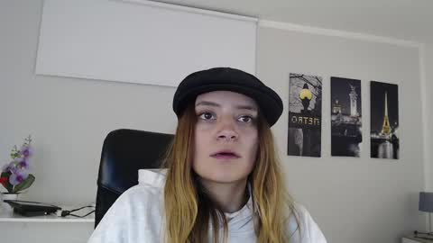 Snapshot of hat_girl chatting on 12/20/24, 07:01 Nicole online show from 12/20/24, 07:01